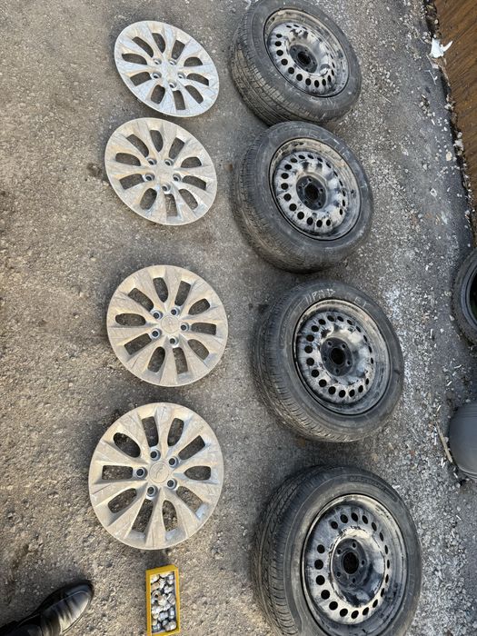 Продам шины с дисками на колпаках
