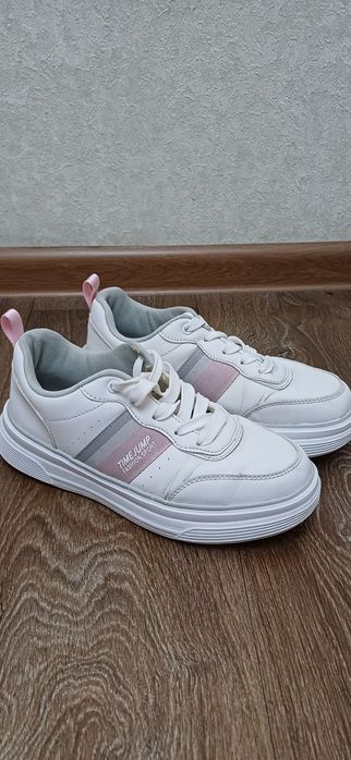 Продам кроссовки, шлепки