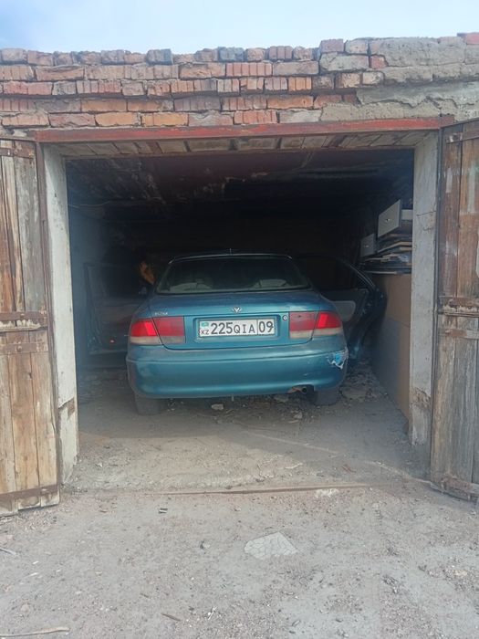 Гараж с автомобилем