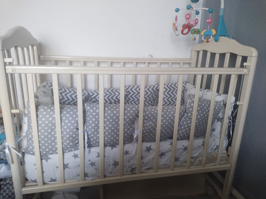 Продам кроватку с матрасом с бортиками