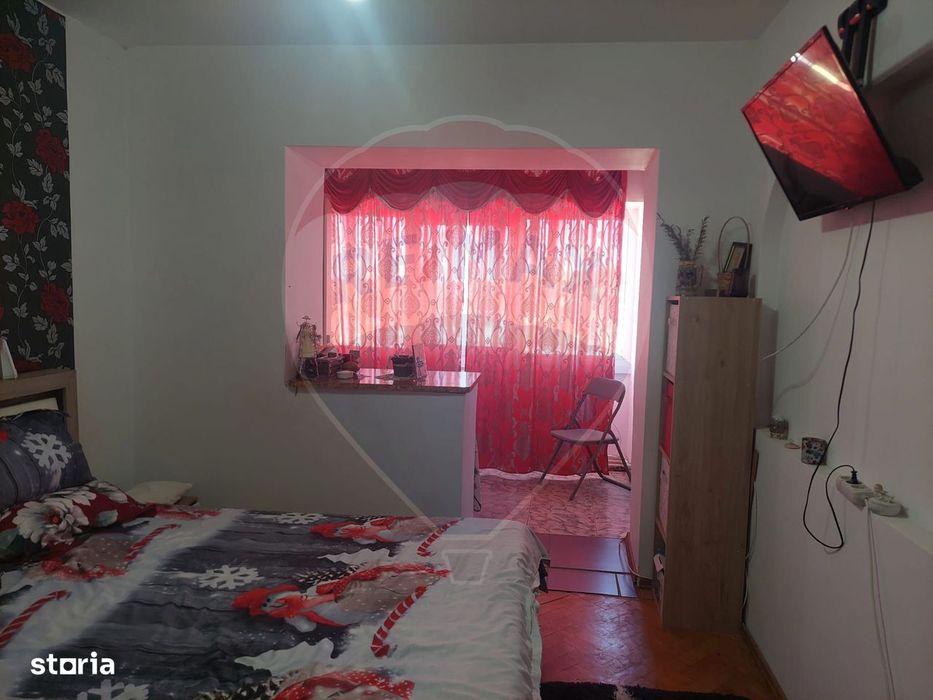 Apartament cu 4 camere decomandat de vânzare în Moinesti