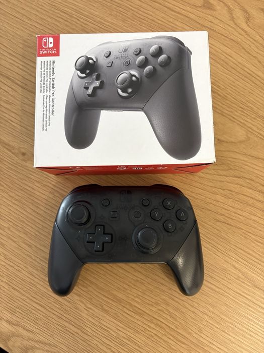 Nintendo Switch с 3 игри и множество аксесоари