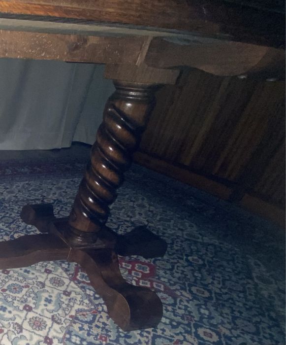 Резбована холна маса