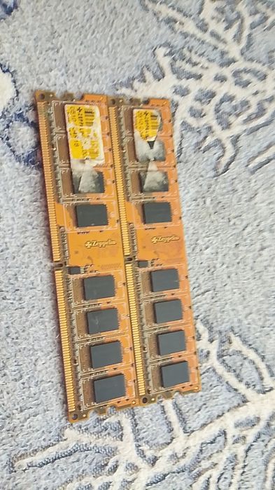Vând două plăcute de RAM 4GB