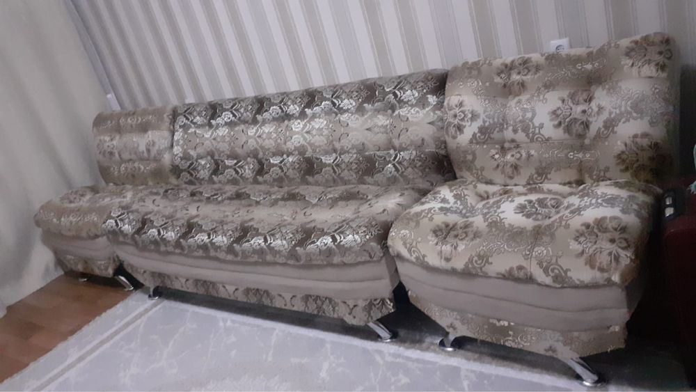 Продается диван с двумя креслами