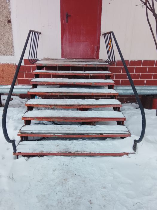 Продам Крыльцо-лестница с площадкой