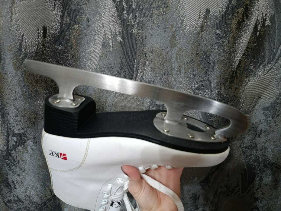 Продам коньки (б/у, почти новые)