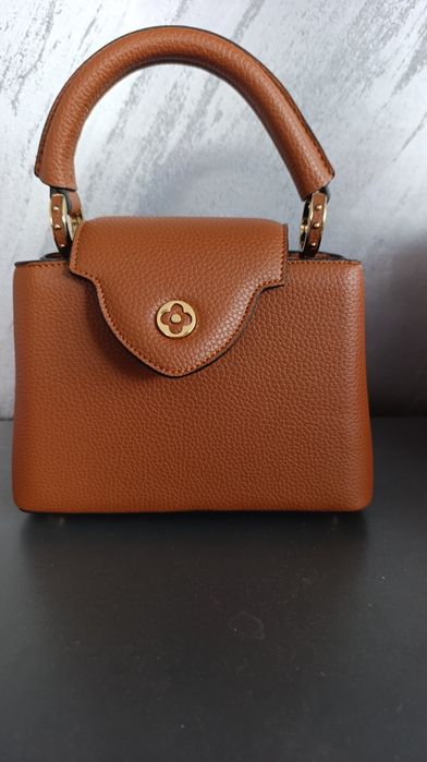 Louise Vuitton новa  кокетна малка чанта с дръжка и  за през рамо