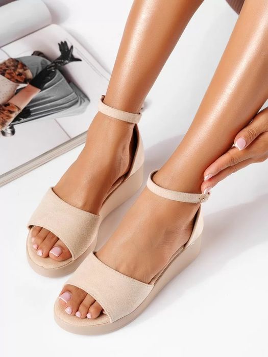 Бежови сандали на платформа