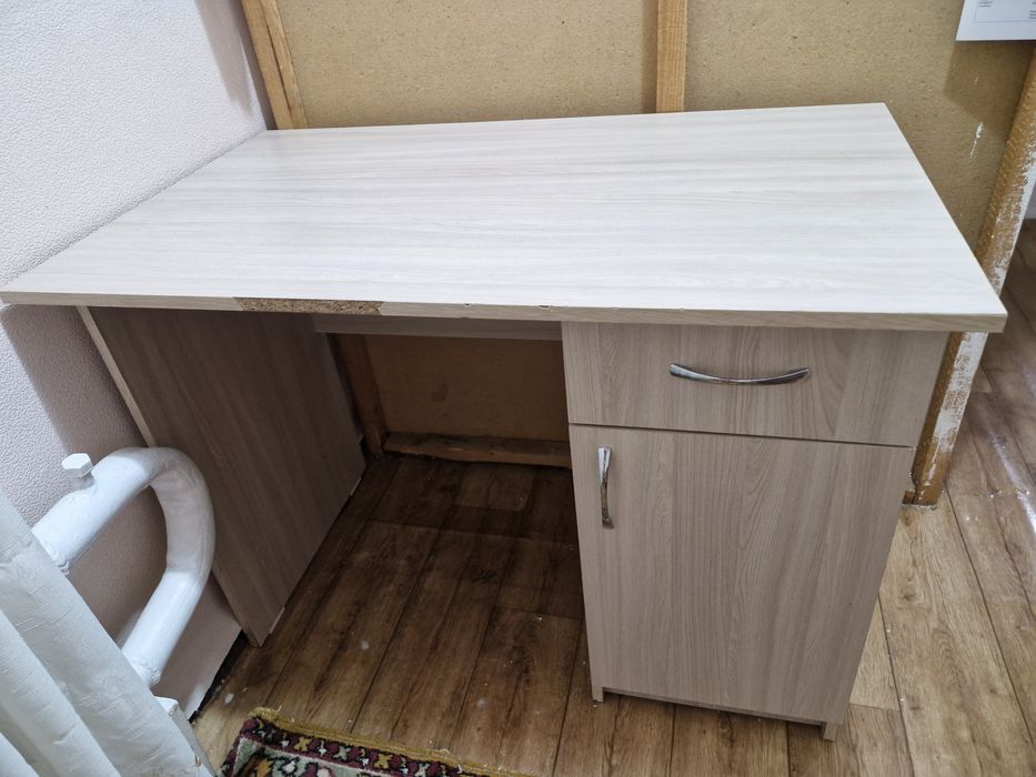 Продам стол с полкой