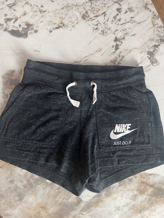 Дамски спортни дрехи Nike