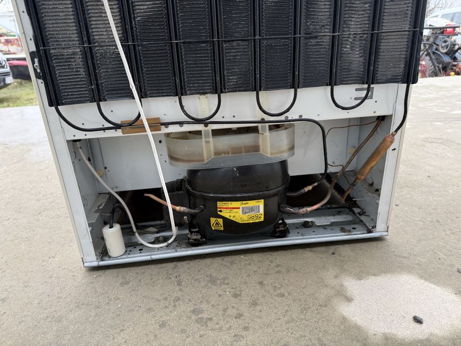 Бежов хладилник с камера SMEG