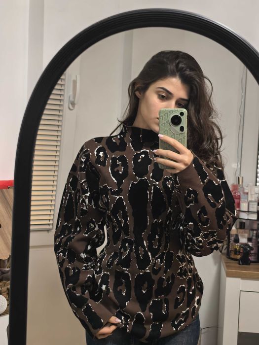 Пуловер на марката H&M