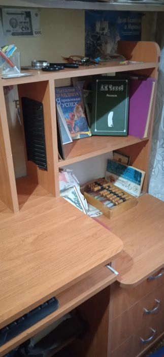 Письменный стол универсальный:с 3рабочими поверхностями,втч клавиатуры