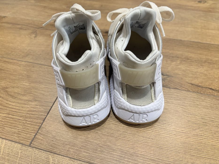 Дамски маратонки Nike Air Huarache бели 37,5 номер