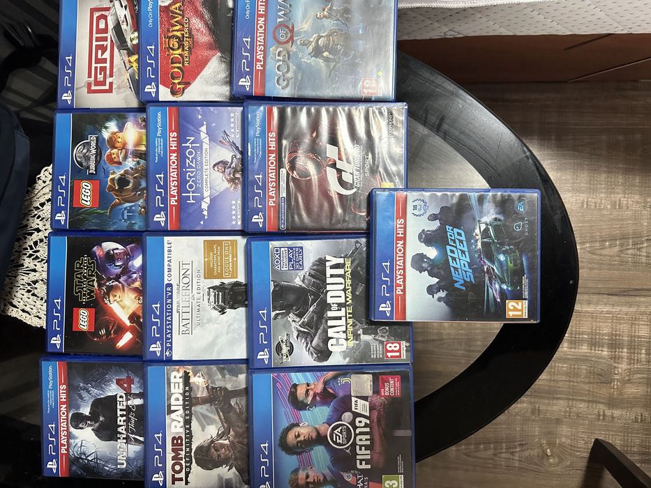 Playstation 4 с два джойстика и игри