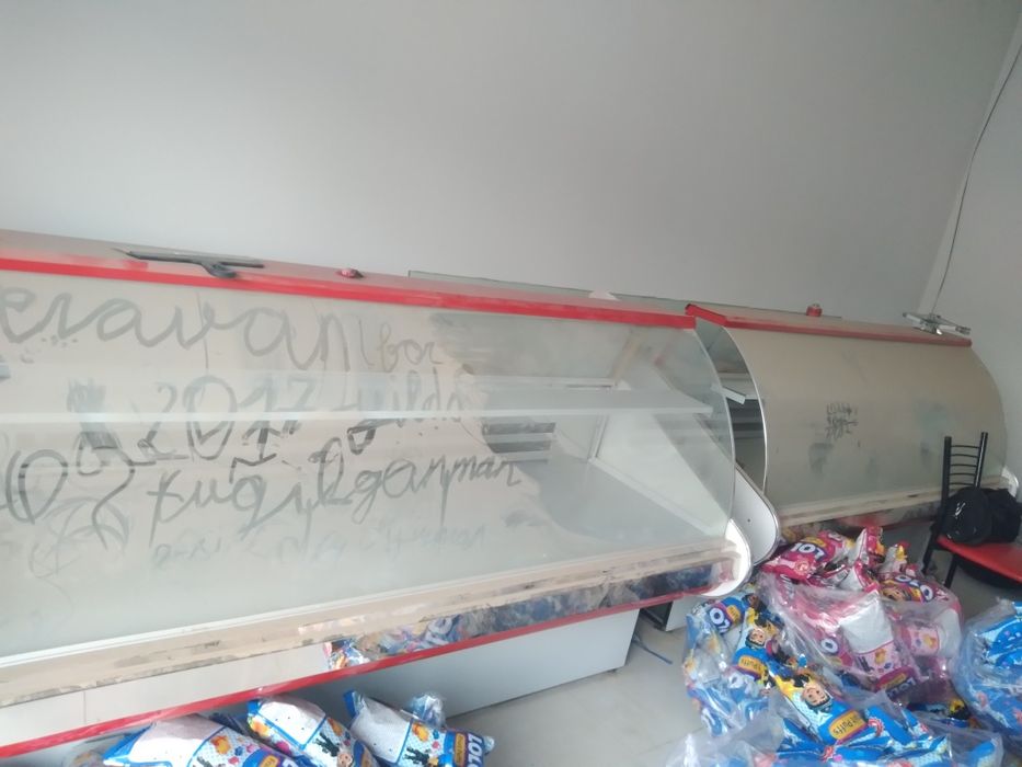 Vetrina holadilnik sotiladi