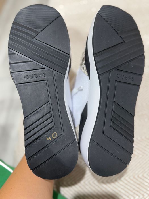 Маратонки на GUESS