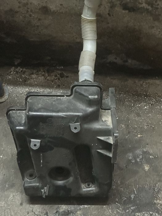 казанче за течност чистачки Vw Golf VI GTI 2.0i