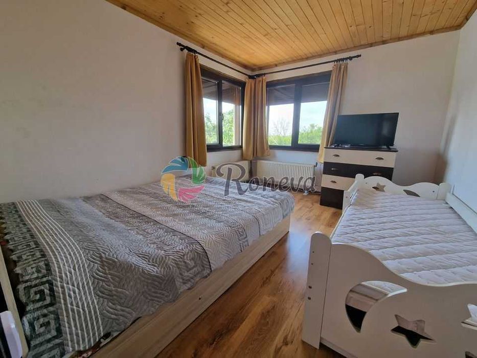 Малко имение с басейн в близост до язовир! Две паркоместа!