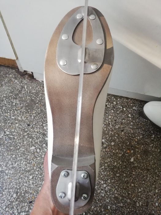 Vând patine pt gheață