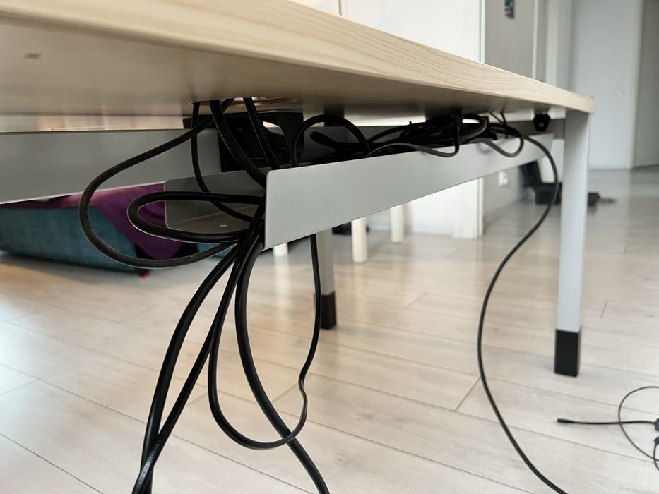 Birou office 140x80 cm cu parvan metalic si suport cabluri