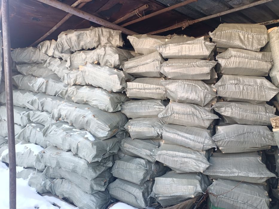 Уголь и дрова в мешках