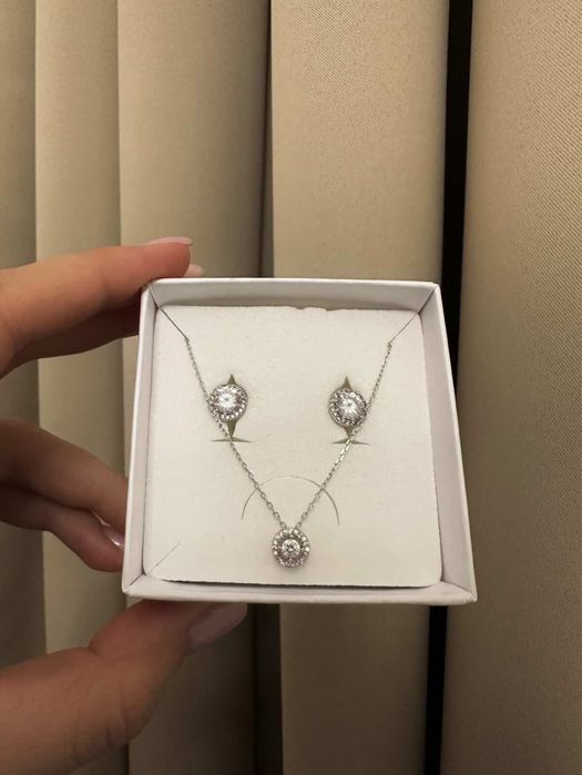 Продавам елегантен сребърен комплект бижута (обеци и колие)