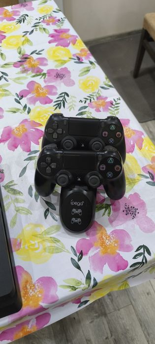 Продавам  PS4 ...