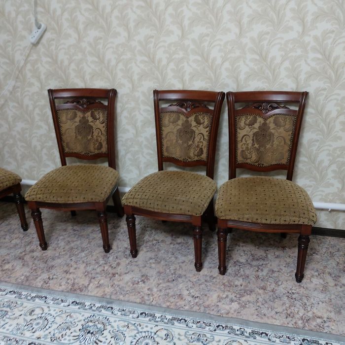 Стол гостинный со стульями