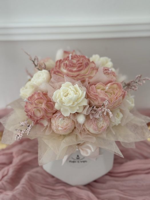 Букет от соеви свещи -кутий и керамични кашпи