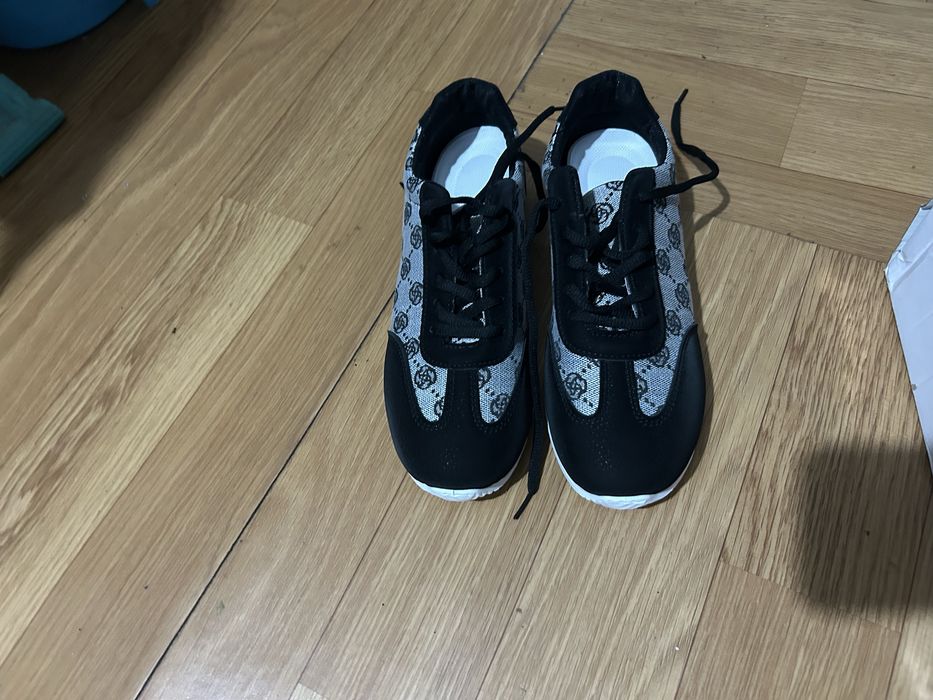 кроссовки новые.