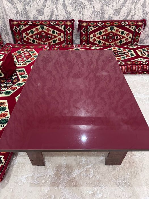 Jurnalniy stol 130X60sm va xontaxta 105X70sm, yerda ovqatlanish uchun