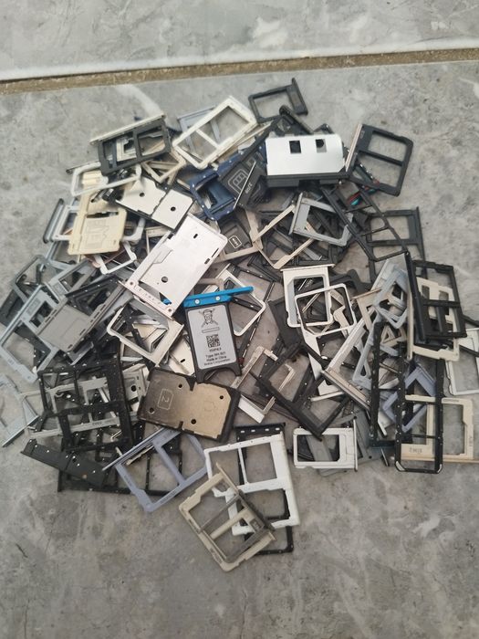 Vind suporți cartele telefon diferite modele de telefon,sunt cam 100 de bucăți ,Samsung,iPhone,Huawei etc.