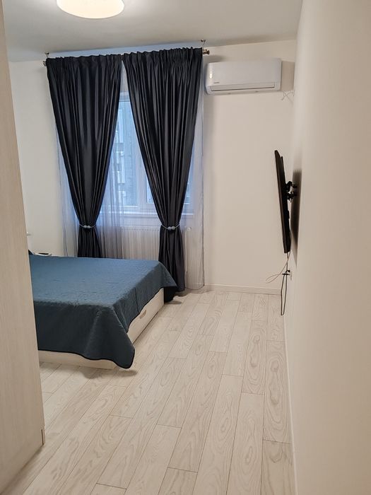 Vând dormitor cu dresing, pat cu saltea, husă,  2 noptiere și 2 veioze