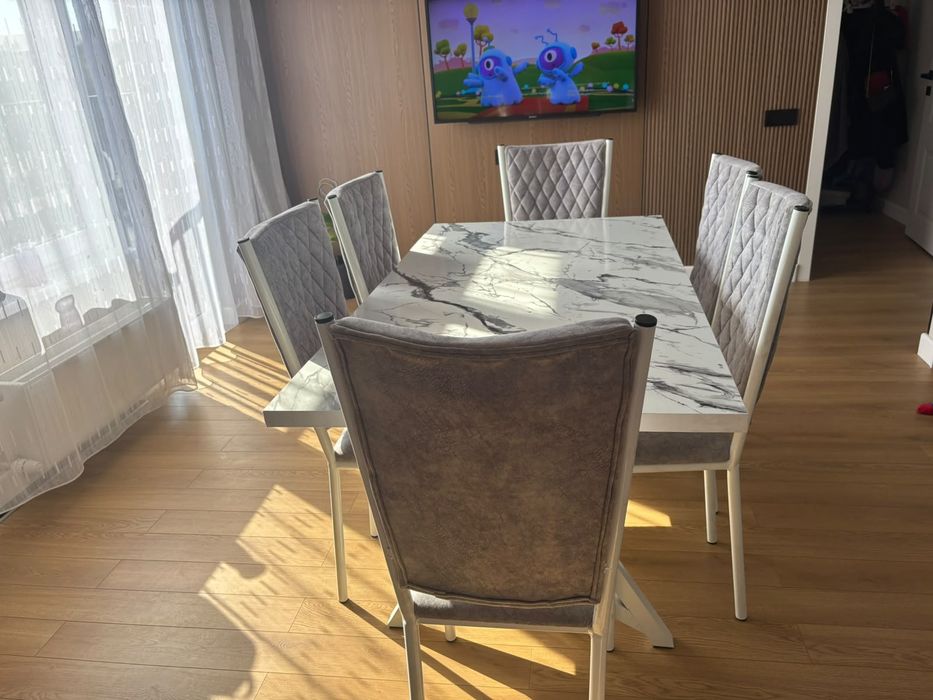 Стол кухонный и стулья