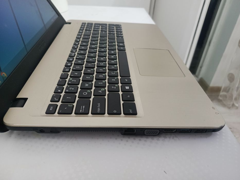 Ноутбук Asus в хорошем состоянии