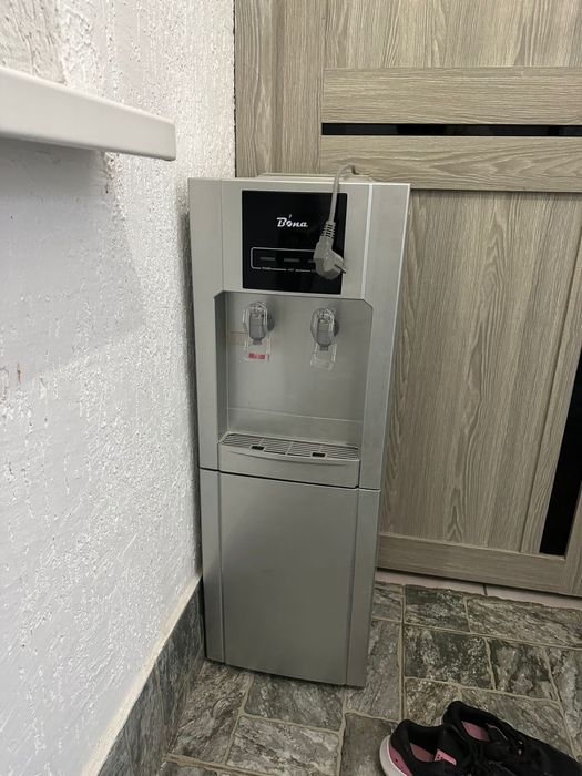 Диспенсер работает