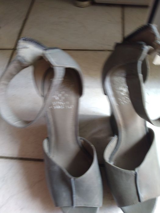Vând sandale măsură 39 din piele naturala