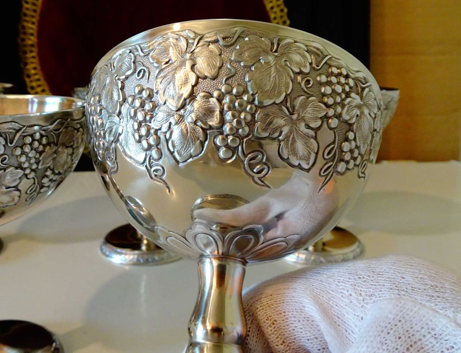 Посребрена медна чаша за вино,бокал,лози,грозде.