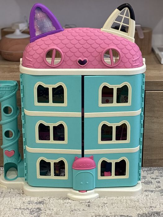 Casuta de papusi Gabby Dollhouse cu 23 figurine extra