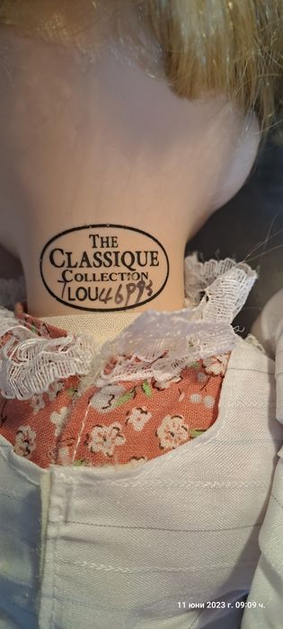 Колекционерска порцеланова кукла