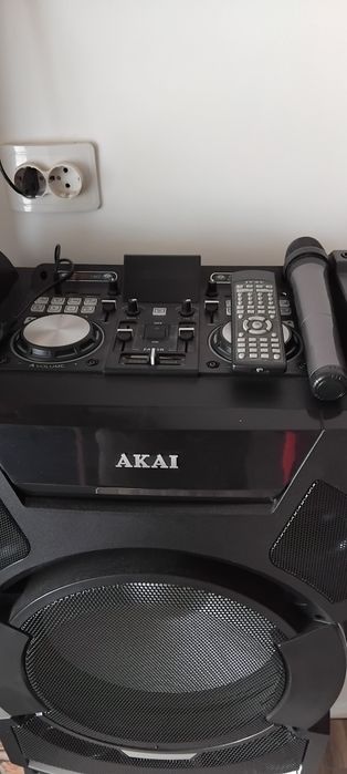 Vând boxa Akai în garanție.Negociabil