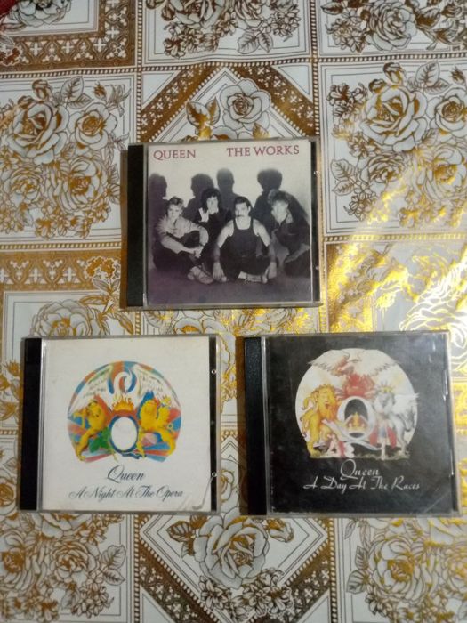 Продам CD диски группы QUEEN 3 штуки.