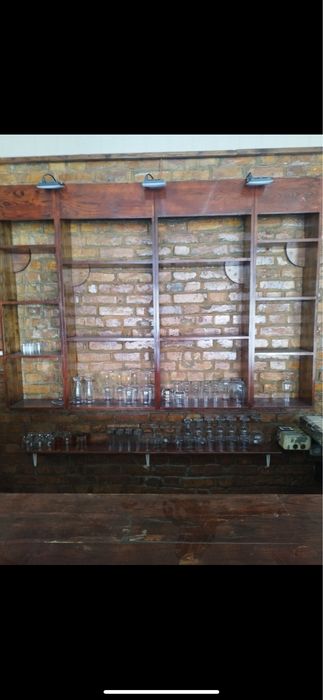 Продавам 16к-та маса с две пейки и стол. Подходящи за заведения и др.