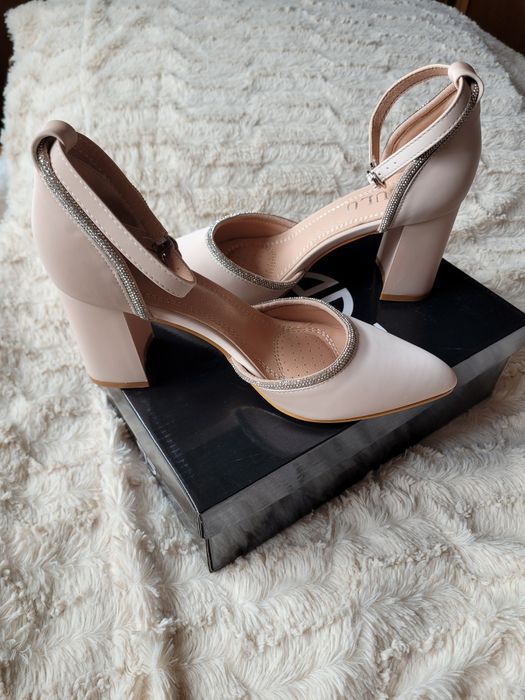 Pantofi Noi cu Toc Eleganti,