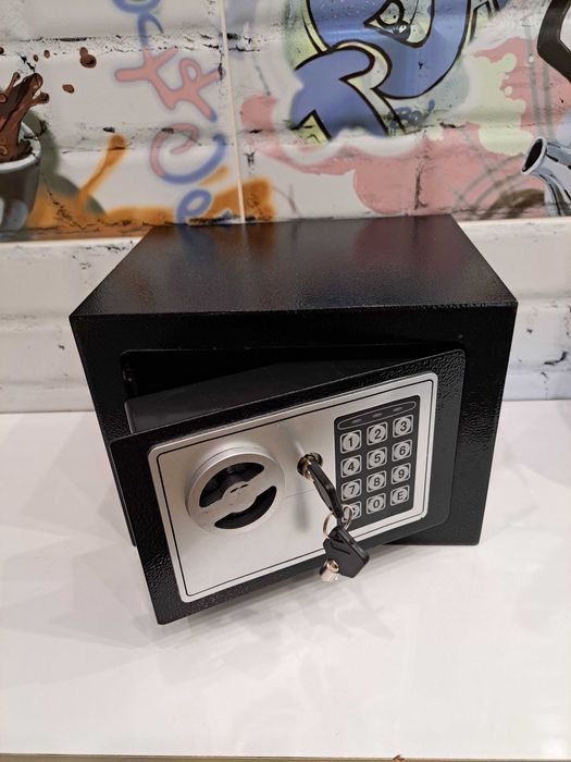 Сейф с кодовым замком
