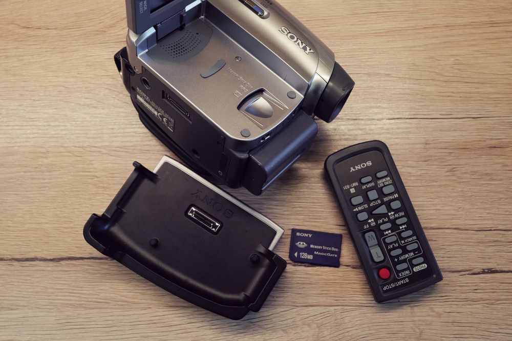 Camera video Sony DCR-H94 Zeiss Night Vision miniDV dock Handycam  CCD