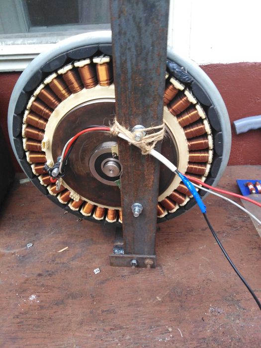 Generator de curent cu magneti permanenti