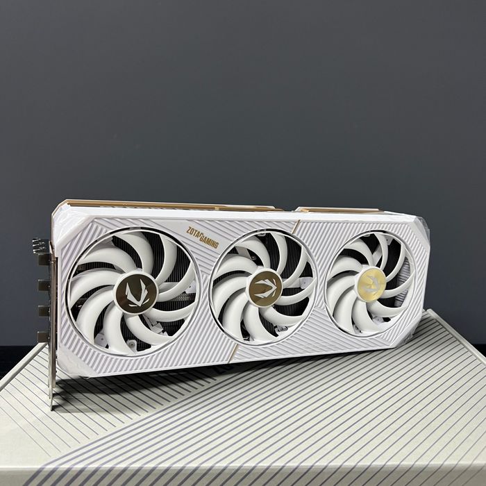 56м Гаранция! Zotac RTX 5090 SOLID OC White Edition 32GB GDDR7